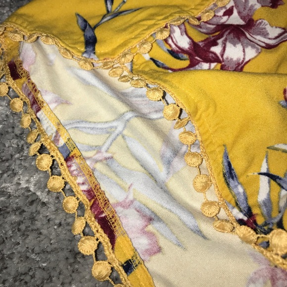 🍒3 for $12 - Ardene Yellow Floral Shorts - Picture 2 of 5